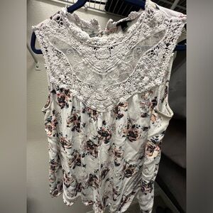 Torrid sleeveless blouse, white with flower print
